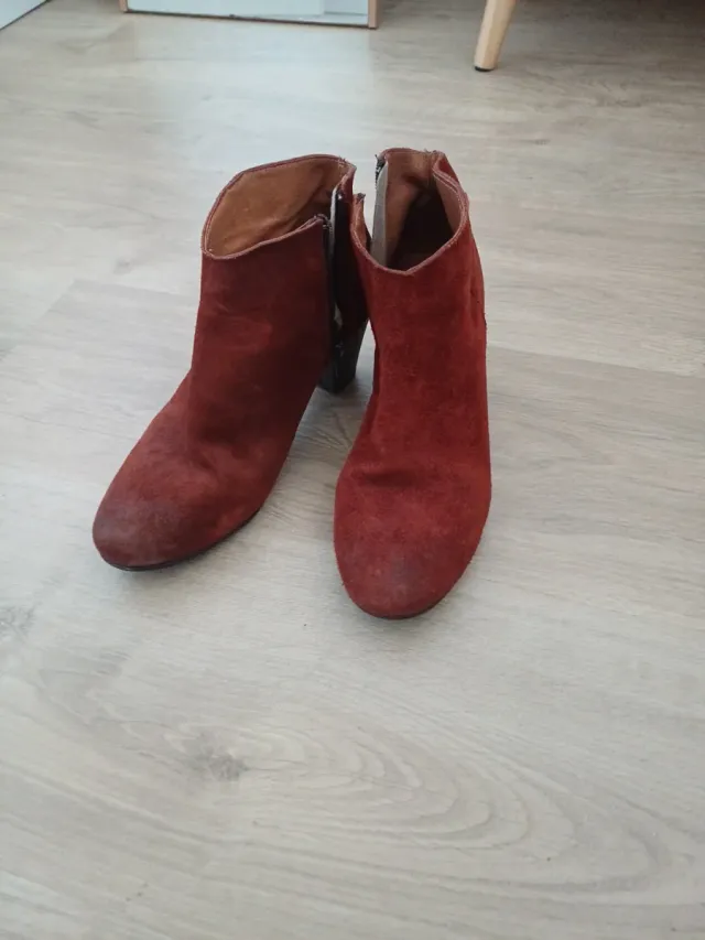 Botines de ante color burdeos