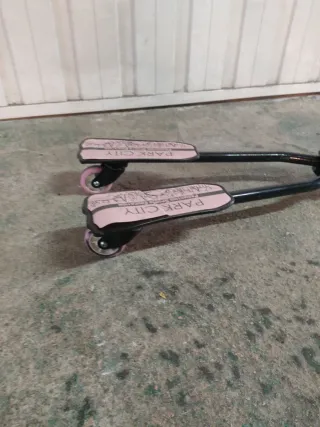 Patinete plegable rosa y negro