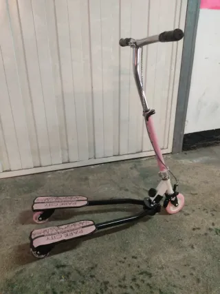 Patinete plegable rosa y negro