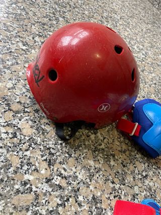 Casco y protecciones patinaje infantil