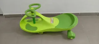 Patinete de movimiento de color verde