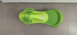 Patinete de movimiento de color verde