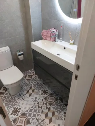 Suelo vinílico adhesivo estilo hidráulico. 100x60