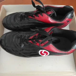 Botas de fútbol negras y rojas. Marca Silver