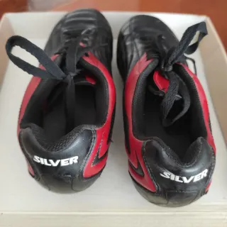 Botas de fútbol negras y rojas. Marca Silver