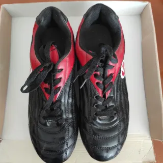Botas de fútbol negras y rojas. Marca Silver