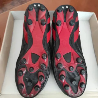 Botas de fútbol negras y rojas. Marca Silver