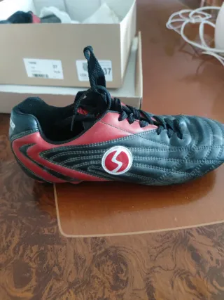Botas de fútbol negras y rojas. Marca Silver