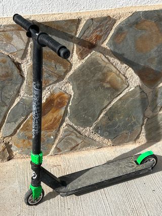 Patinete infantil negro y verde