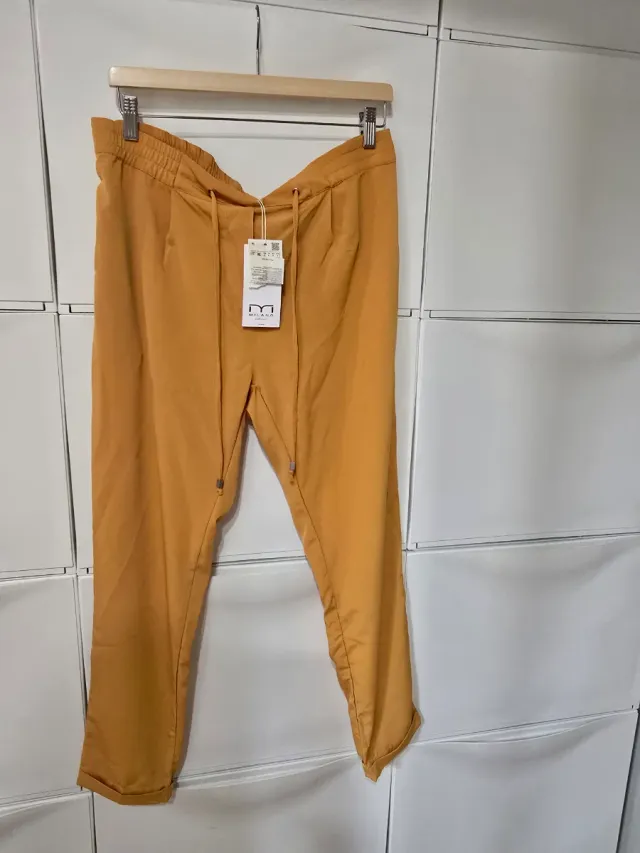 Pantalón fluido mujer color ocre