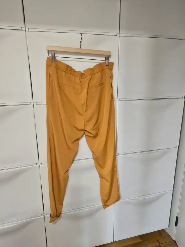 Pantalón fluido mujer color ocre
