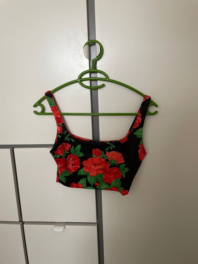 Crop Top Bershka Flores Rojas Talla S