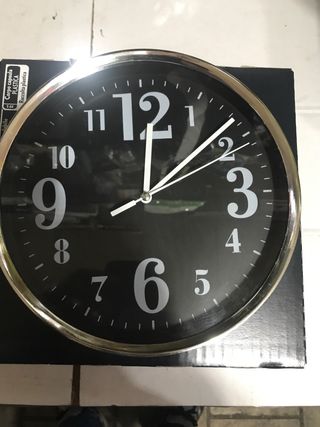 Orologio da parete nero in plastica