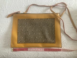 Bolso de mano amarillo mostaza con diseño en negro