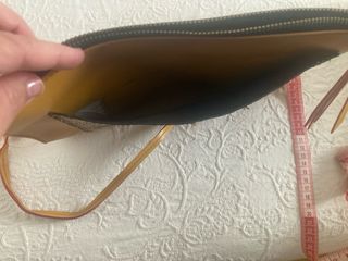 Bolso de mano amarillo mostaza con diseño en negro