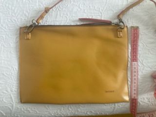 Bolso de mano amarillo mostaza con diseño en negro