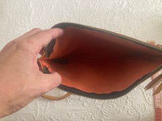 Bolso de mano amarillo mostaza con diseño en negro