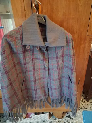 Mantella a quadri grigia e rosse