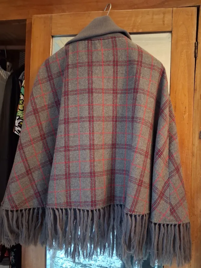 Mantella a quadri grigia e rosse