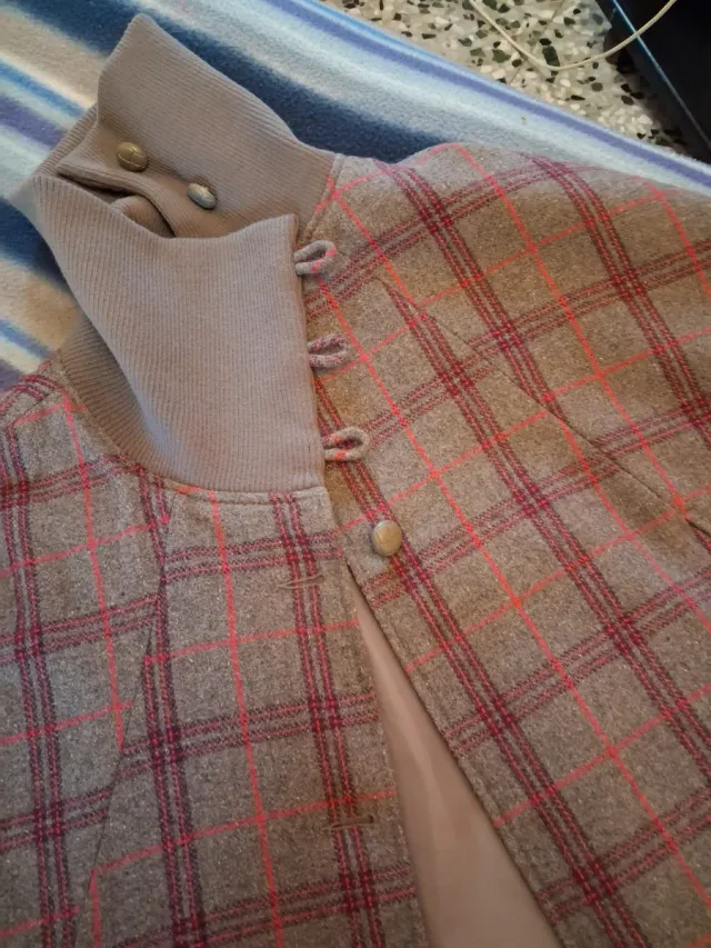 Mantella a quadri grigia e rosse