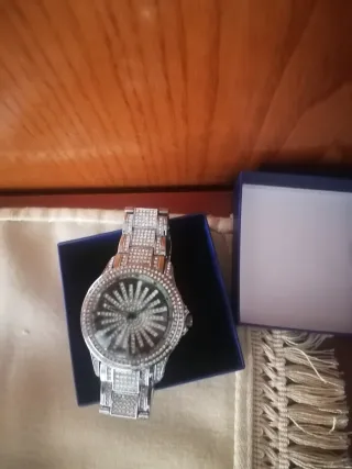 Reloj de pulsera plateado y negro