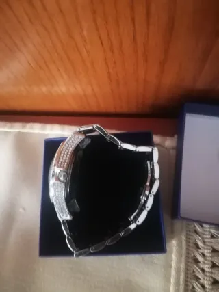 Reloj de pulsera plateado y negro