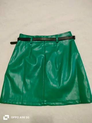 Falda polipiel verde con cinturón