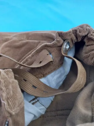 Pantalones marrones para niño