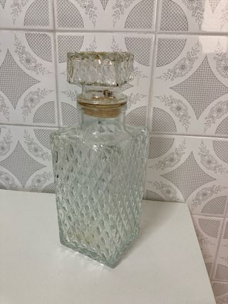 Botella de cristal labrado para licor o decoración