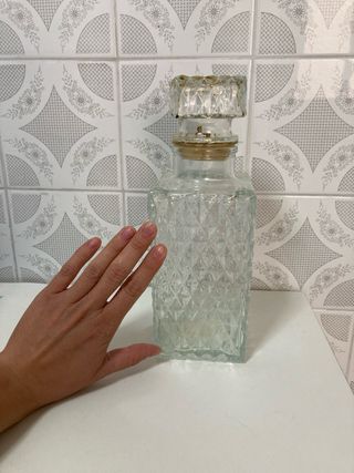 Botella de cristal labrado para licor o decoración