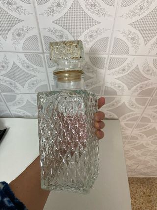Botella de cristal labrado para licor o decoración