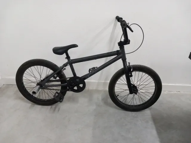 Bicicleta BMX nera seminuova