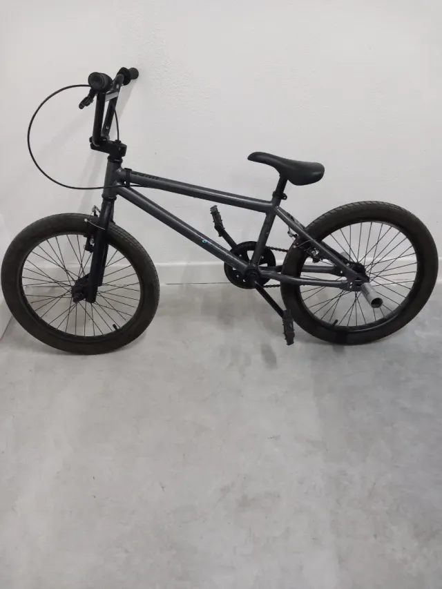 Bicicleta BMX nera seminuova