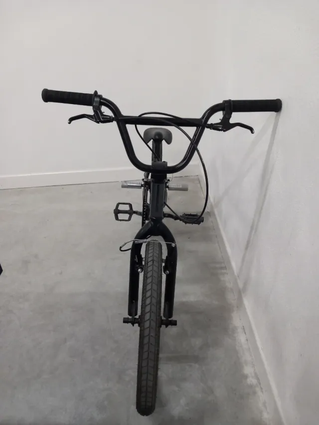 Bicicleta BMX nera seminuova