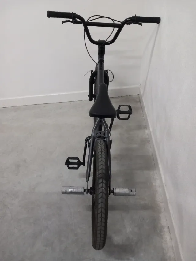 Bicicleta BMX nera seminuova