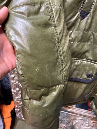 Plumífero hombre verde usado