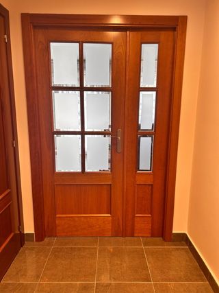 Conjunto puertas madera color cerezo