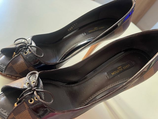 Tacones Louis Vuitton Marrones y Dorados