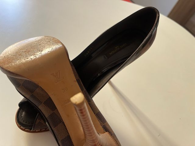 Tacones Louis Vuitton Marrones y Dorados