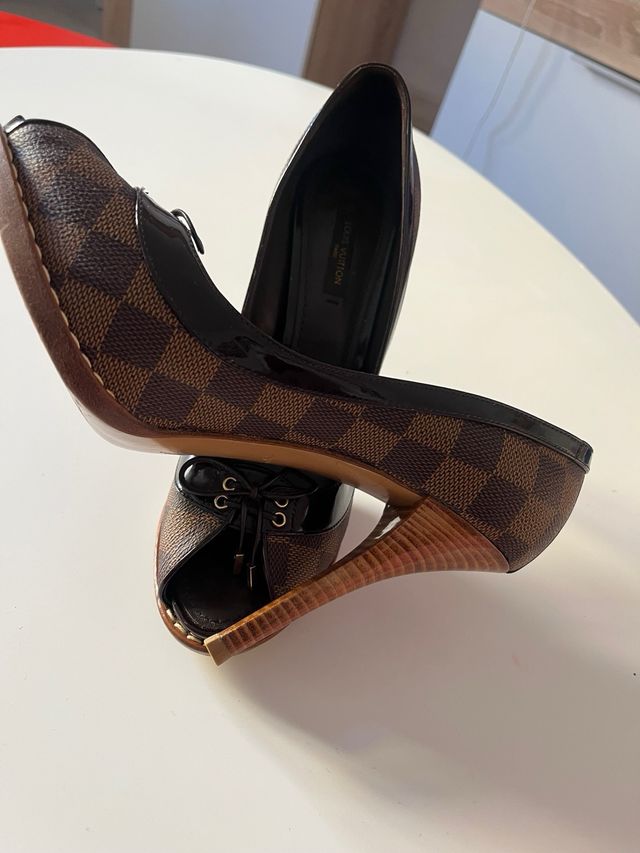 Tacones Louis Vuitton Marrones y Dorados