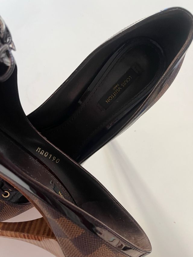Tacones Louis Vuitton Marrones y Dorados