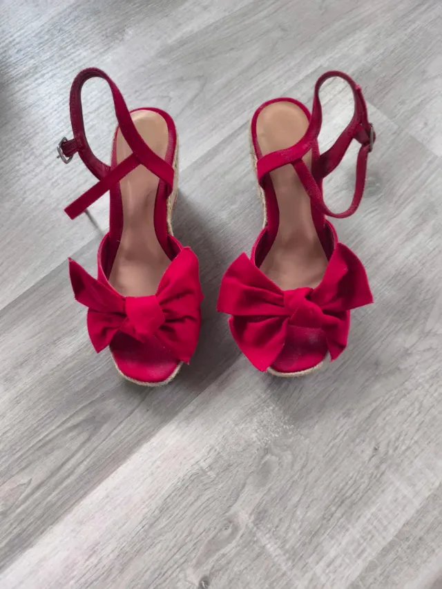 Zeppe in rafia rosse con fiocco