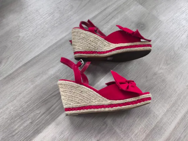 Zeppe in rafia rosse con fiocco