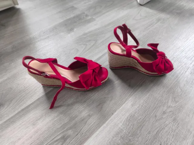 Zeppe in rafia rosse con fiocco