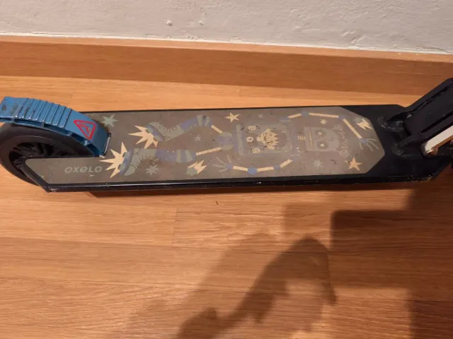 Patinete Oxelo infantil. Se mantiene en su caja.