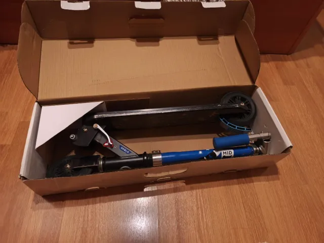 Patinete Oxelo infantil. Se mantiene en su caja.