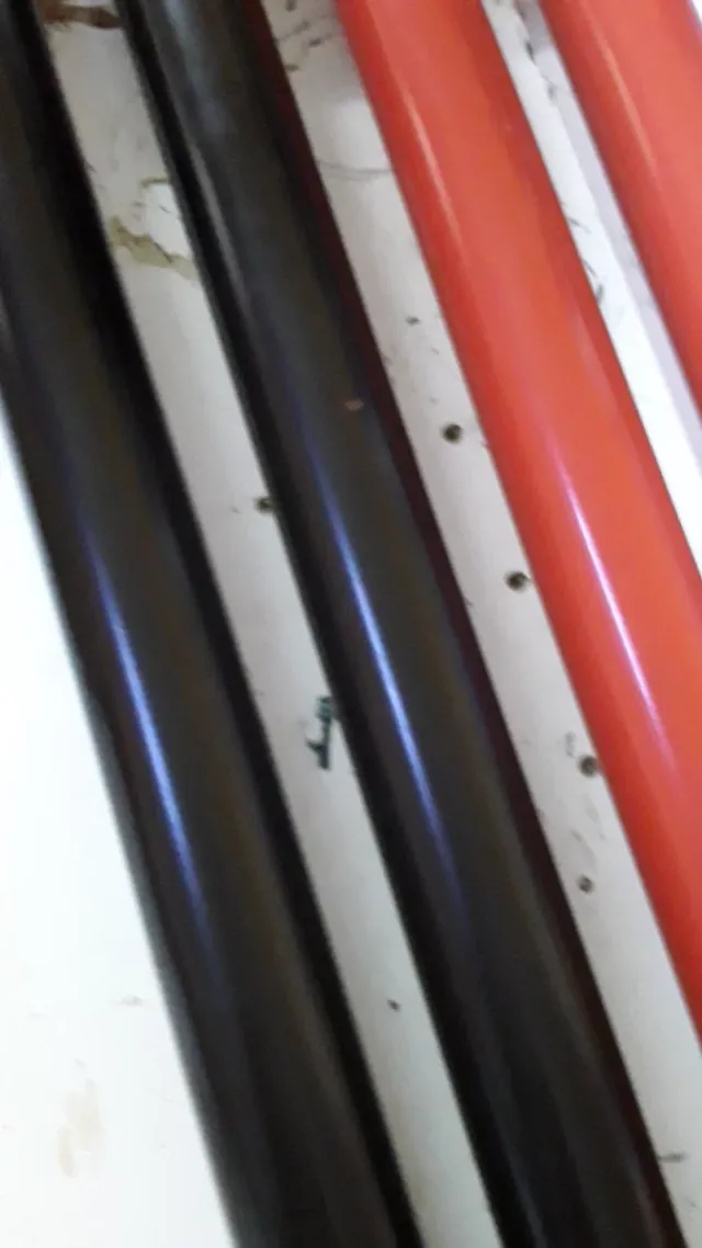 Patas para muebles metálicas (rojo y negro)