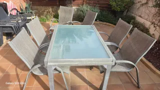 Mesa extensible y 6 sillas de jardín