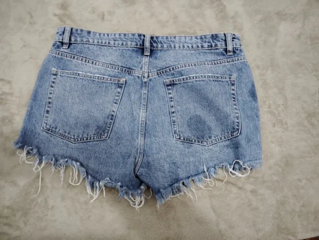 Bermudas vaqueras deshilachadas