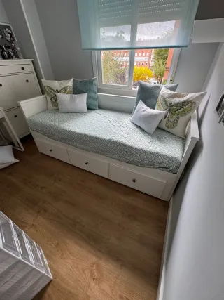 Diván blanco Ikea con cajones y 2 colchones.